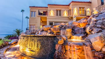 Boendets fasad - kväll/natt