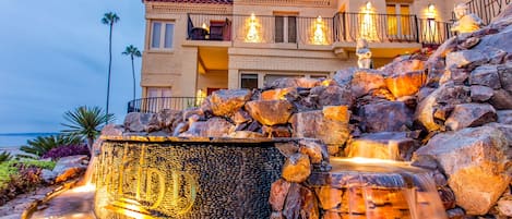 Majoituspaikan julkisivu illalla/yöllä