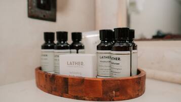 Una bandeja de madera con diversos productos de cuidado corporal Lather.