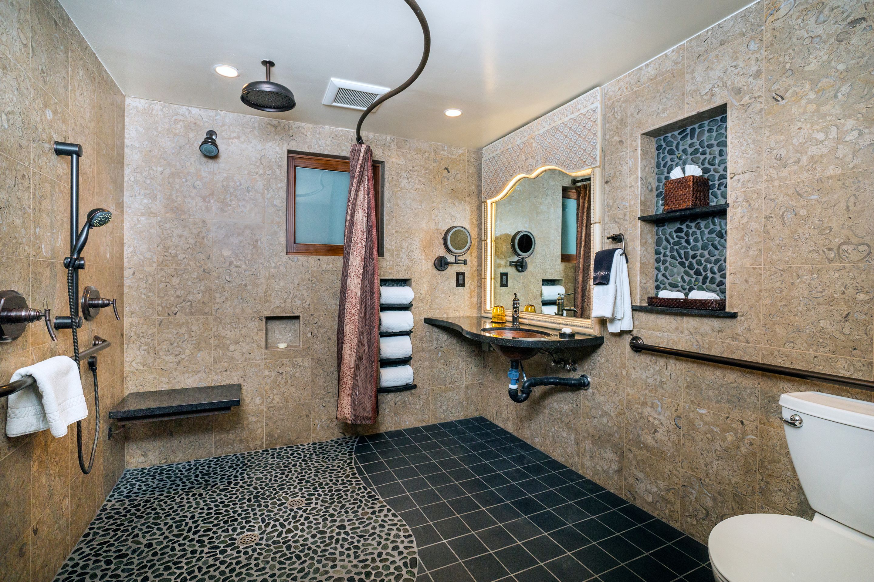 Un baño moderno con ducha, lavamanos e inodoro.