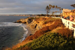 On the beach, white sand, free beach shuttle, beach umbrellas - Pantai Inn (La Jolla)