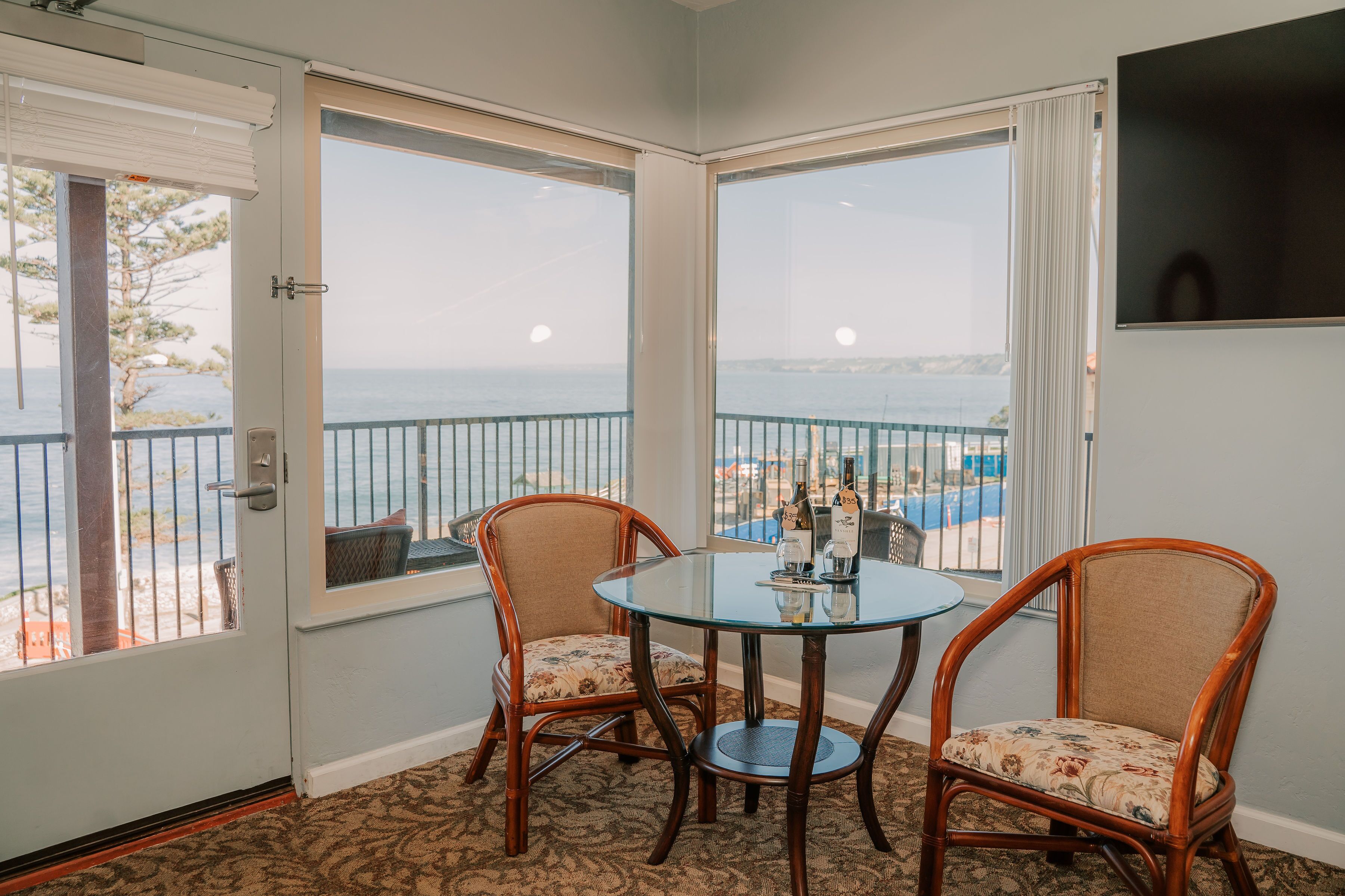 deluxe room, 1 king bed, ocean view | living area | lcd tv