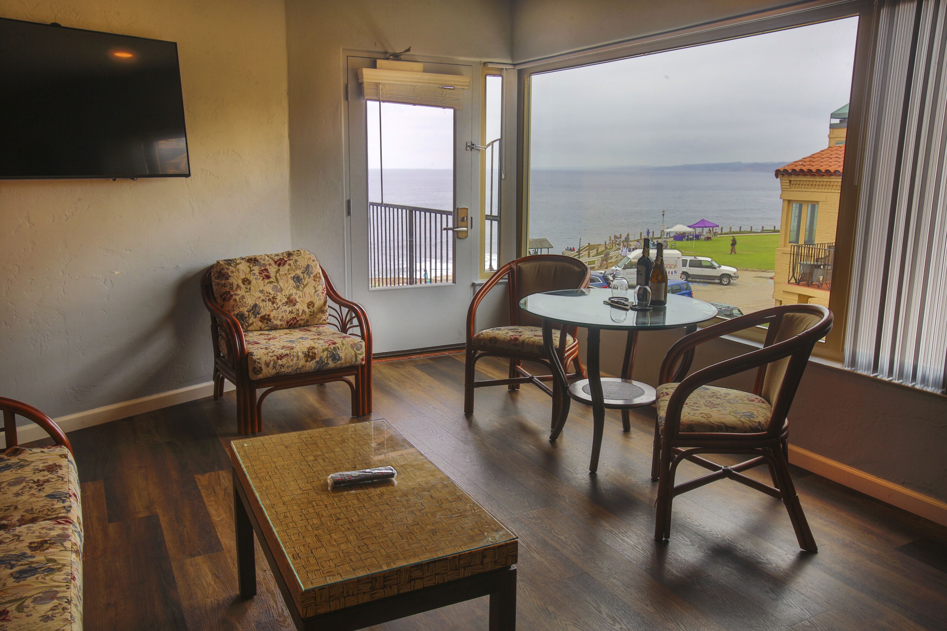 Deluxe Room, 1 King Bed with Sofa bed, Ocean View | Living area | LCD TV