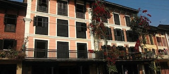 Gaun Ghar