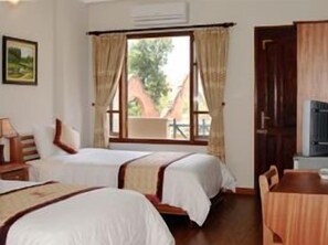 Familierom, 3 enkeltsenger | Minibar, safe på rommet, skrivebord og strykejern/-brett