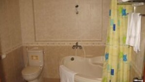 Deep-soaking bathtub - Garnethotel (Hanoi)