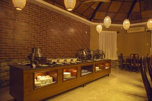 Free daily buffet breakfast - Safari Adventure Lodge (Sauraha)
