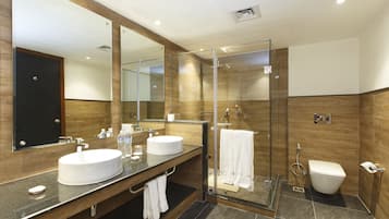 Amenidades de baño gratuitas, secadora de cabello, batas, pantuflas