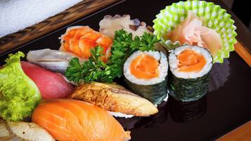 Variedad de sushi sobre un plato negro.