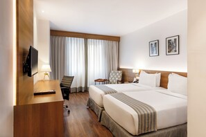 Habitación estándar, para no fumadores, vista a la ciudad | Ropa de cama de alta calidad y minibar 