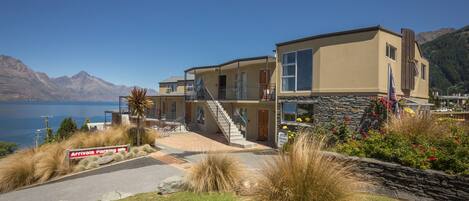 Vista frontal de la propiedad