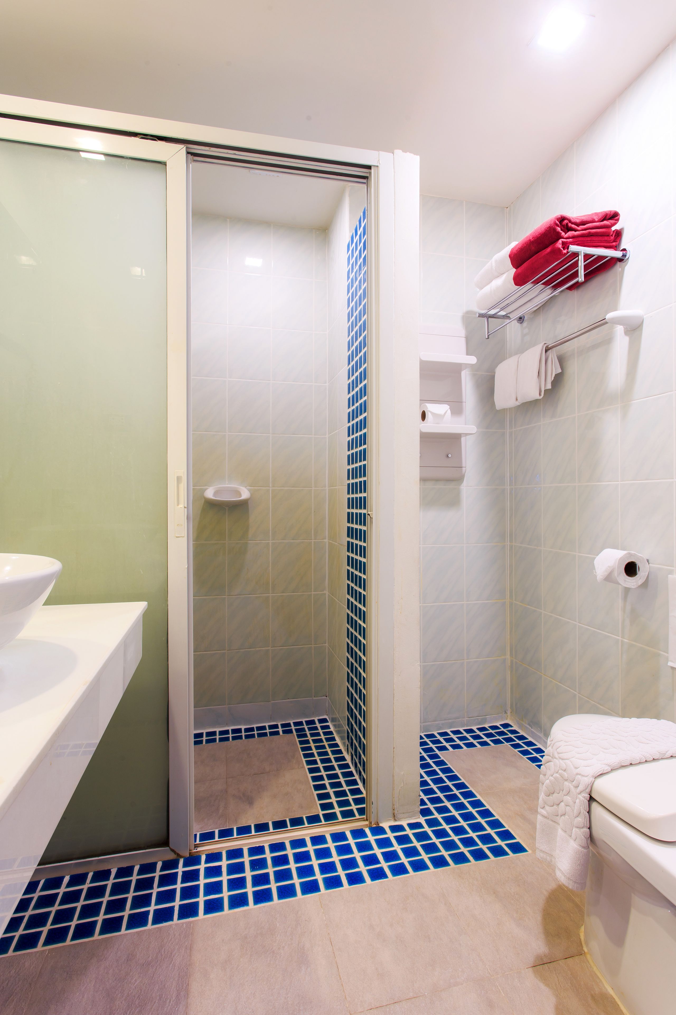 standard room | bathroom | free toiletries, hair dryer, bathrobes, slippers