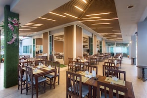 Bữa sáng buffet hàng ngày (300 THB/mỗi người) 