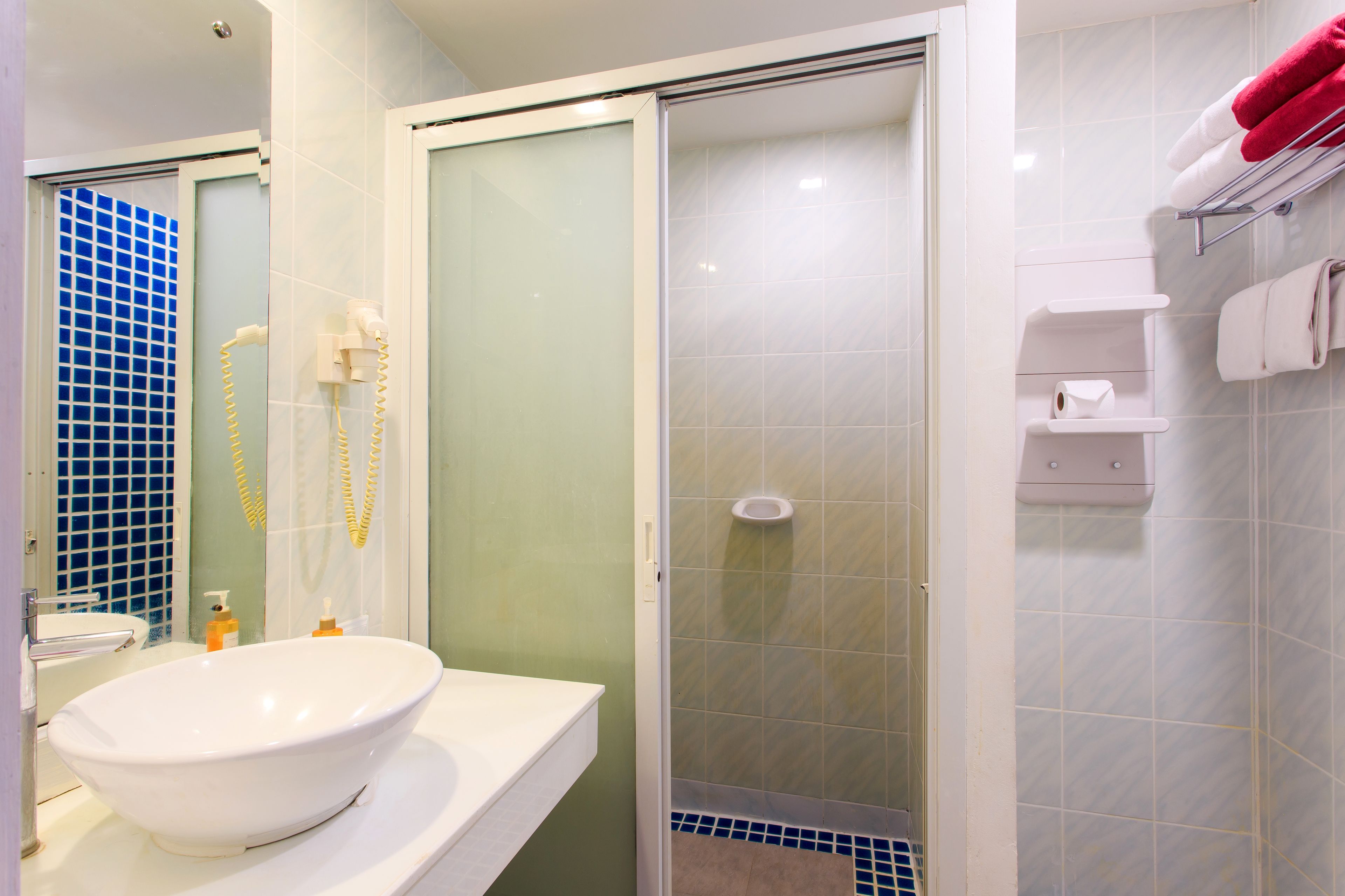 standard room | bathroom | free toiletries, hair dryer, bathrobes, slippers