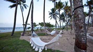 شاطئ خاص قريب، جلسات تدليك على الشاطئ، 2 من البارات على الشاطئ