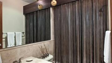 Condo, 3 Bedrooms | Bathroom | Separate tub and shower, deep soaking tub, rainfall showerhead