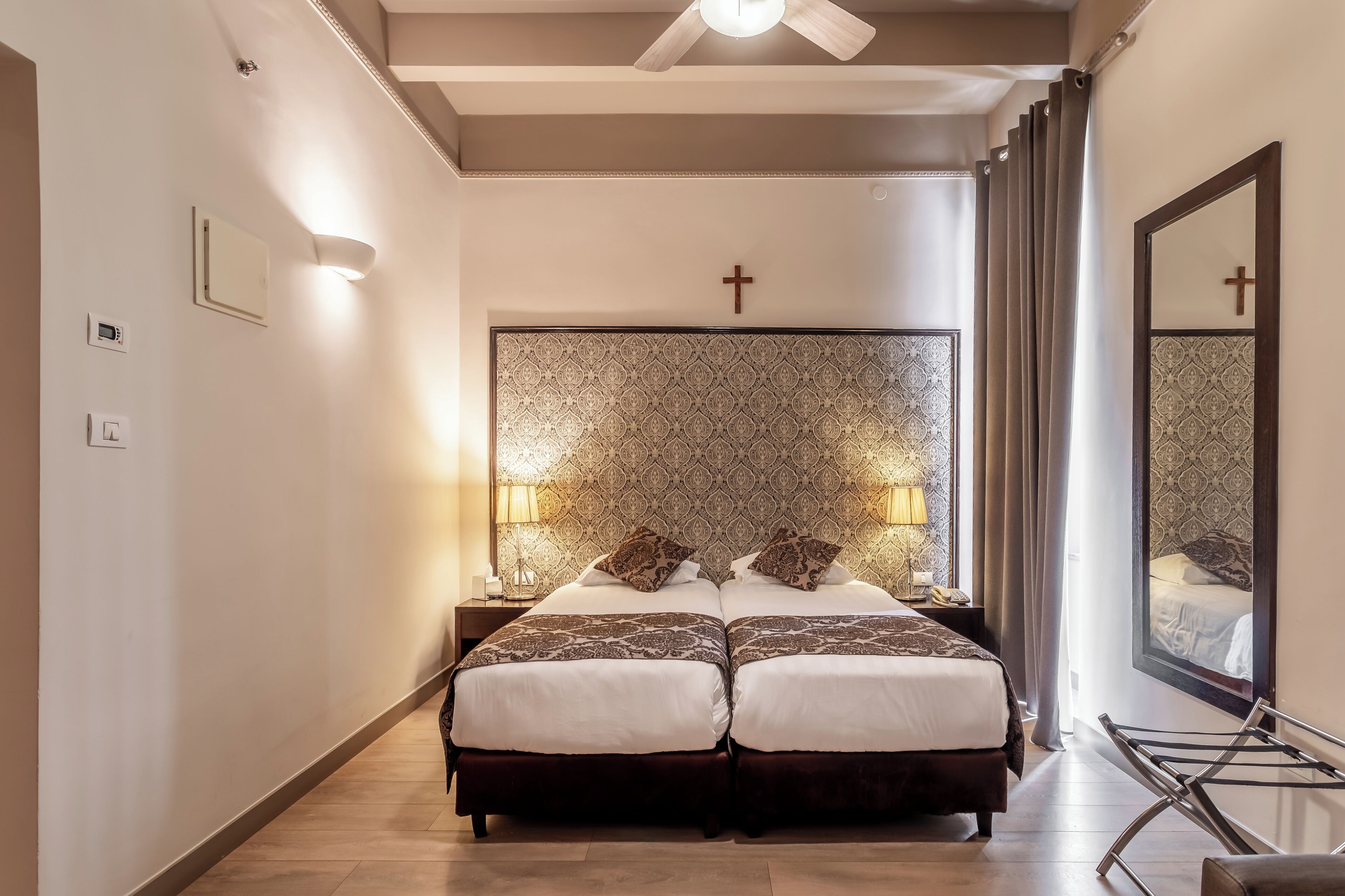 standard twin room | 1 bedroom, in-room safe, desk, laptop workspace