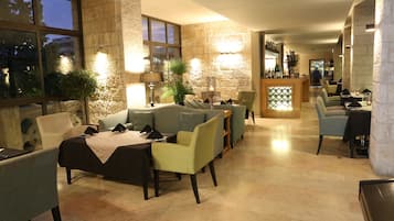 3 restaurants, spécialités Cuisine internationale