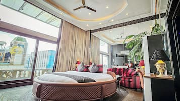 New Millennium Penthouse 2-Bedroom Suite, 2 Big Round Beds | Ropa de cama de alta calidad y minibar