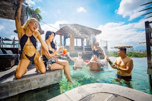 3 piscinas al aire libre, camas de piscina con cargo