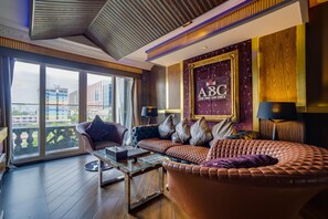 2 Bedrooms Aqua Suite | Living area | 40-inch flat-screen TV with satellite channels, TV