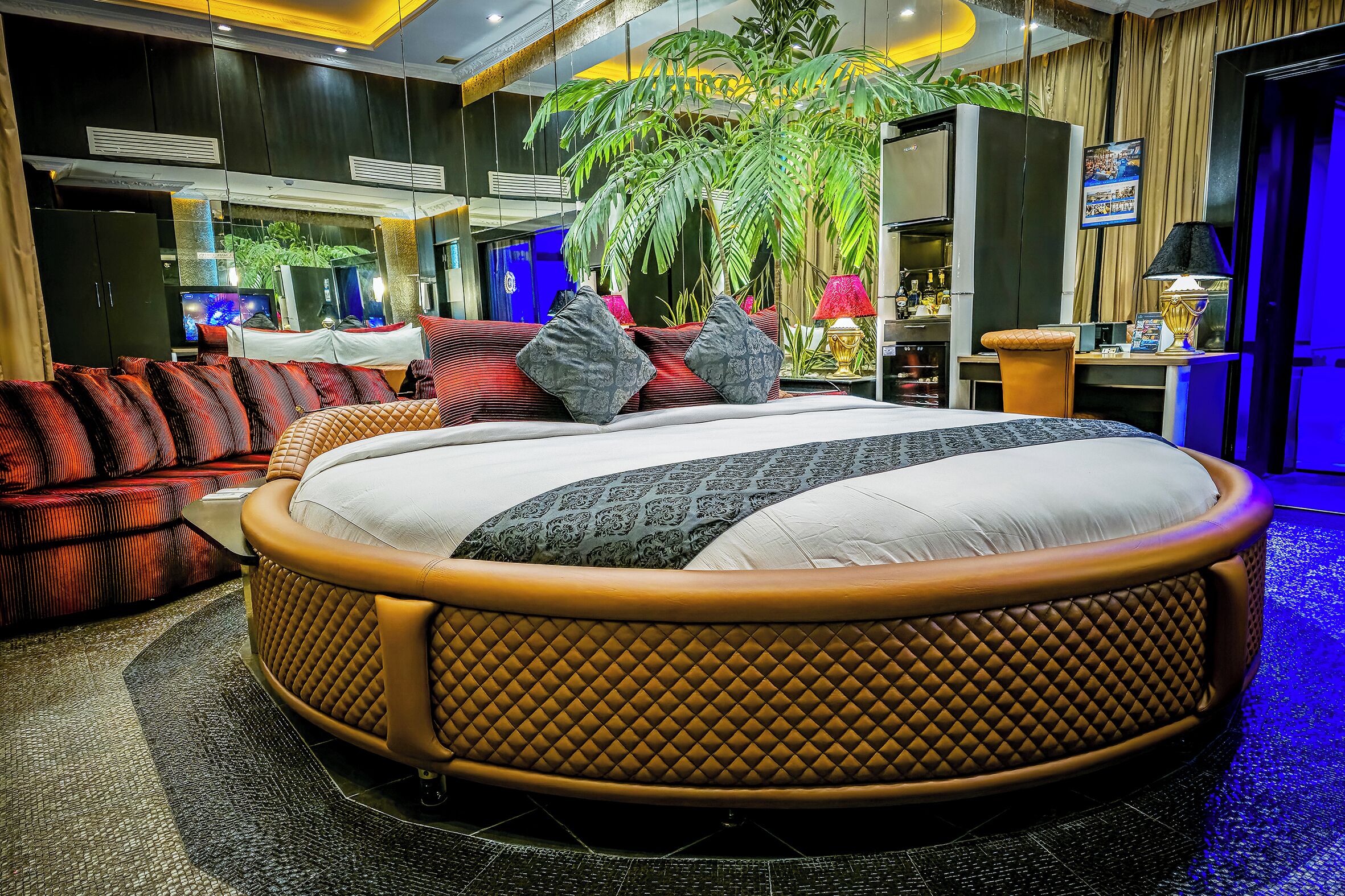 New Millennium Penthouse 2-Bedroom Suite, 2 Big Round Beds | Ropa de cama de alta calidad y minibar 