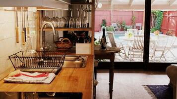 Kjøleskap, kokeplater, oppvaskmaskin og kaffetrakter/tekoker