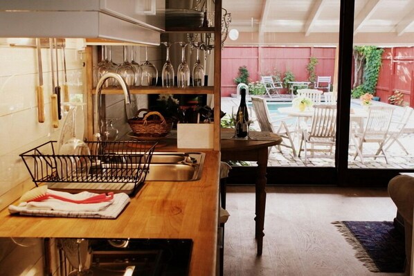 Coffee/tea maker, full-size fridge, stovetop, dishwasher - Det Lille Hotel (Risør)