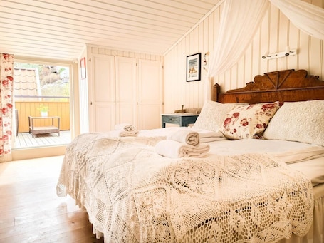 Hypo-allergenic bedding, pillow-top beds, individually decorated. Det Lille Hotel