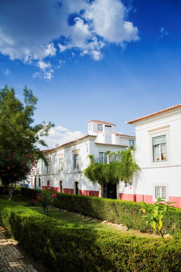 Overnatningsstedets facade – aften/nat