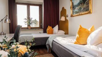 Economy-værelse med 2 enkeltsenge | Skrivebord, mørklægningsgardiner, gratis Wi-Fi, sengetøj