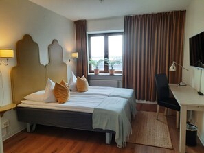 Escritorio, cortinas blackout, wifi gratis y ropa de cama 