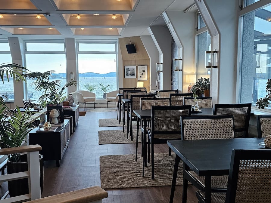 Bao gồm bữa sáng buffet hàng ngày