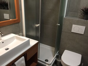 Standard Single Room | Bathroom | Shower, hair dryer