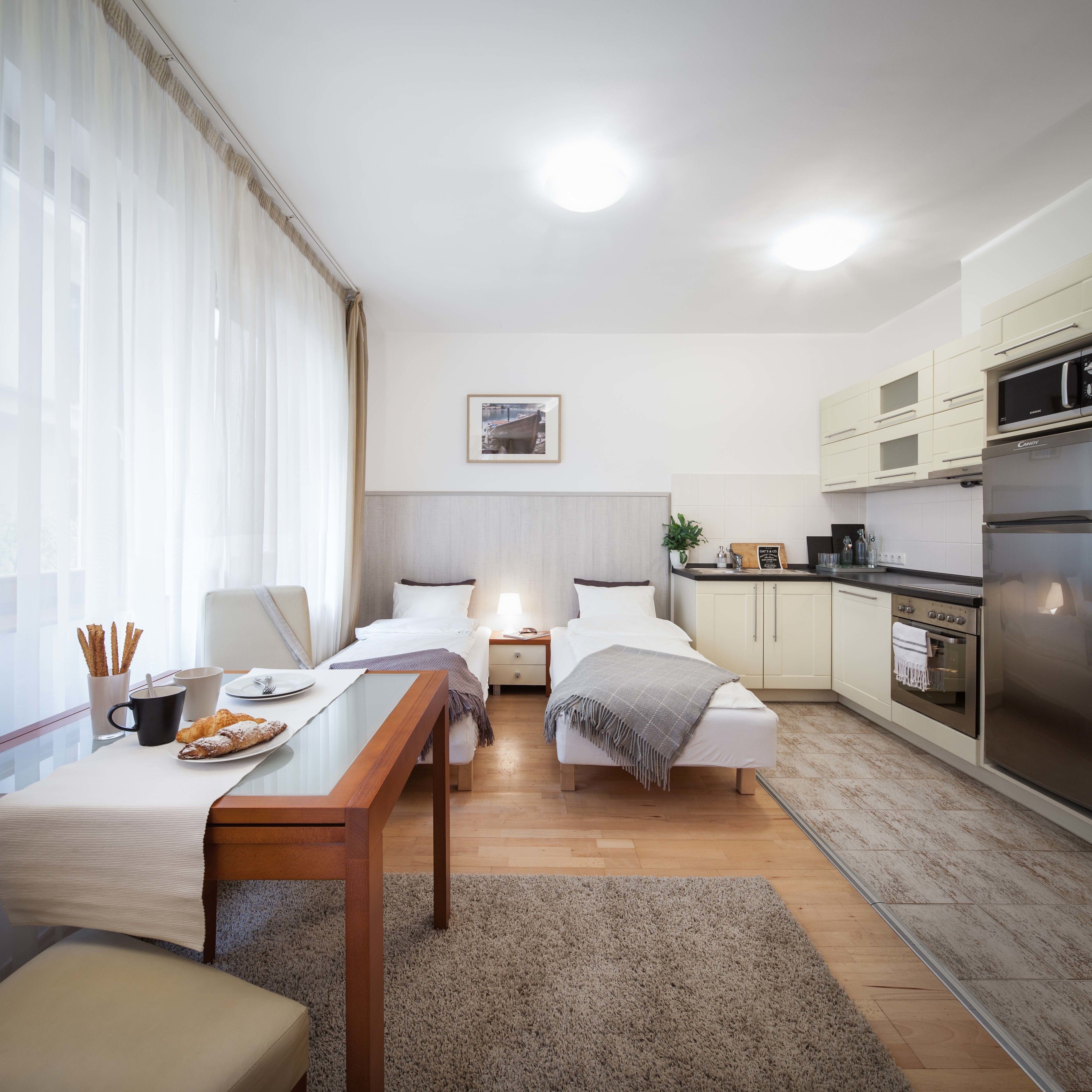 Standaard Twin kamer | Woonruimte | Een 70-cm flatscreentelevisie met satellietzenders en een televisie