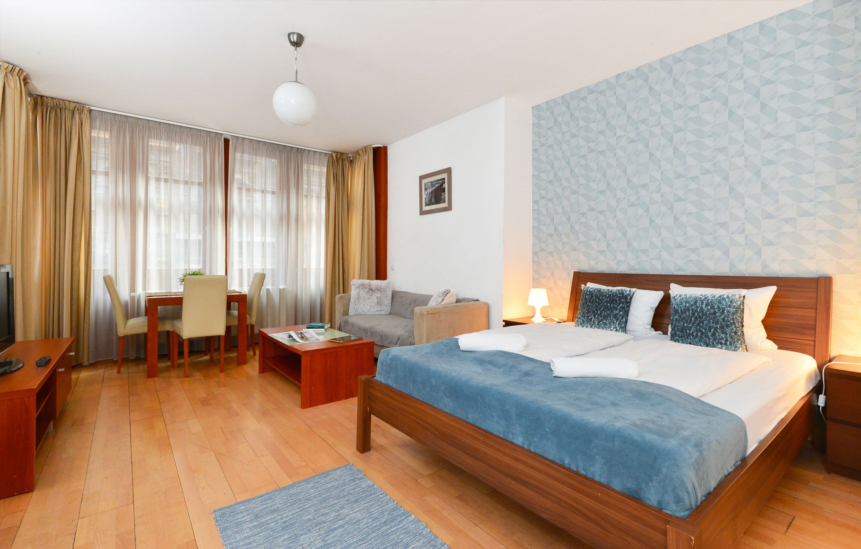 Eenvoudige studio, 1 tweepersoonsbed | Luxe beddengoed, verduisterende gordijnen, een strijkplank/strijkijzer