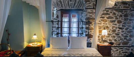 8 عدّة غرف نوم وملاءات إيطالية من طراز فريتي وأغطية فراش متميزة