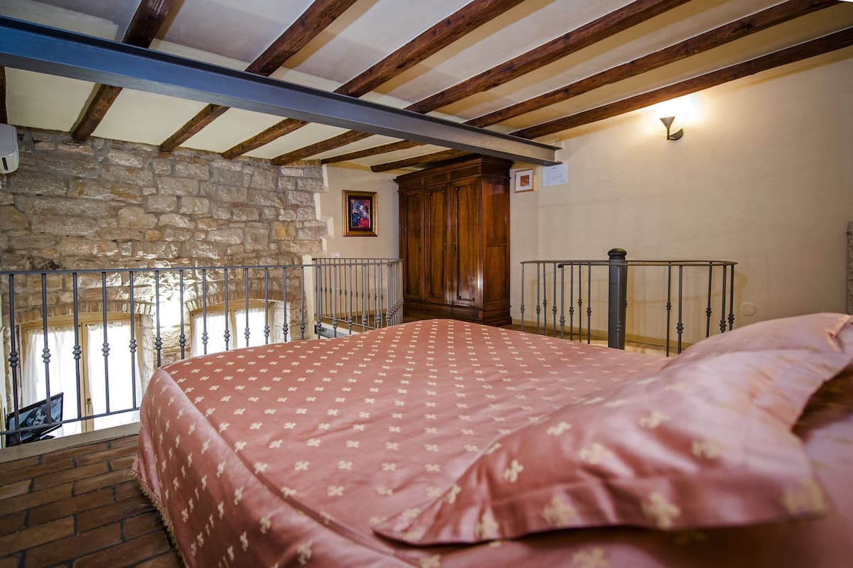 In-room safe, free WiFi, bed sheets