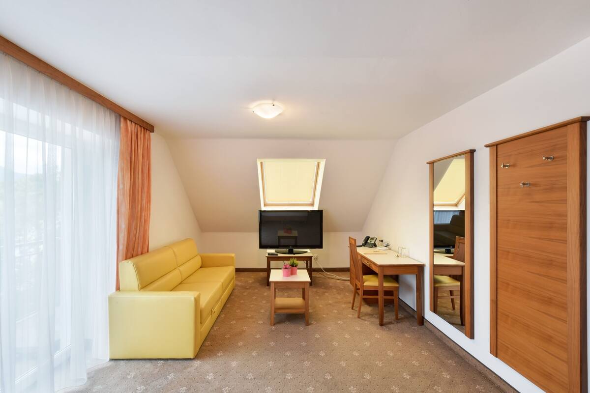 Junior Suite | Pillow-top beds, minibar, in-room safe, desk