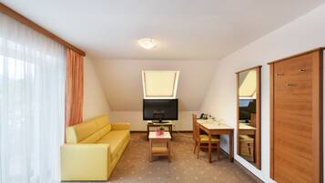 Junior Suite | Pillow-top beds, minibar, in-room safe, desk