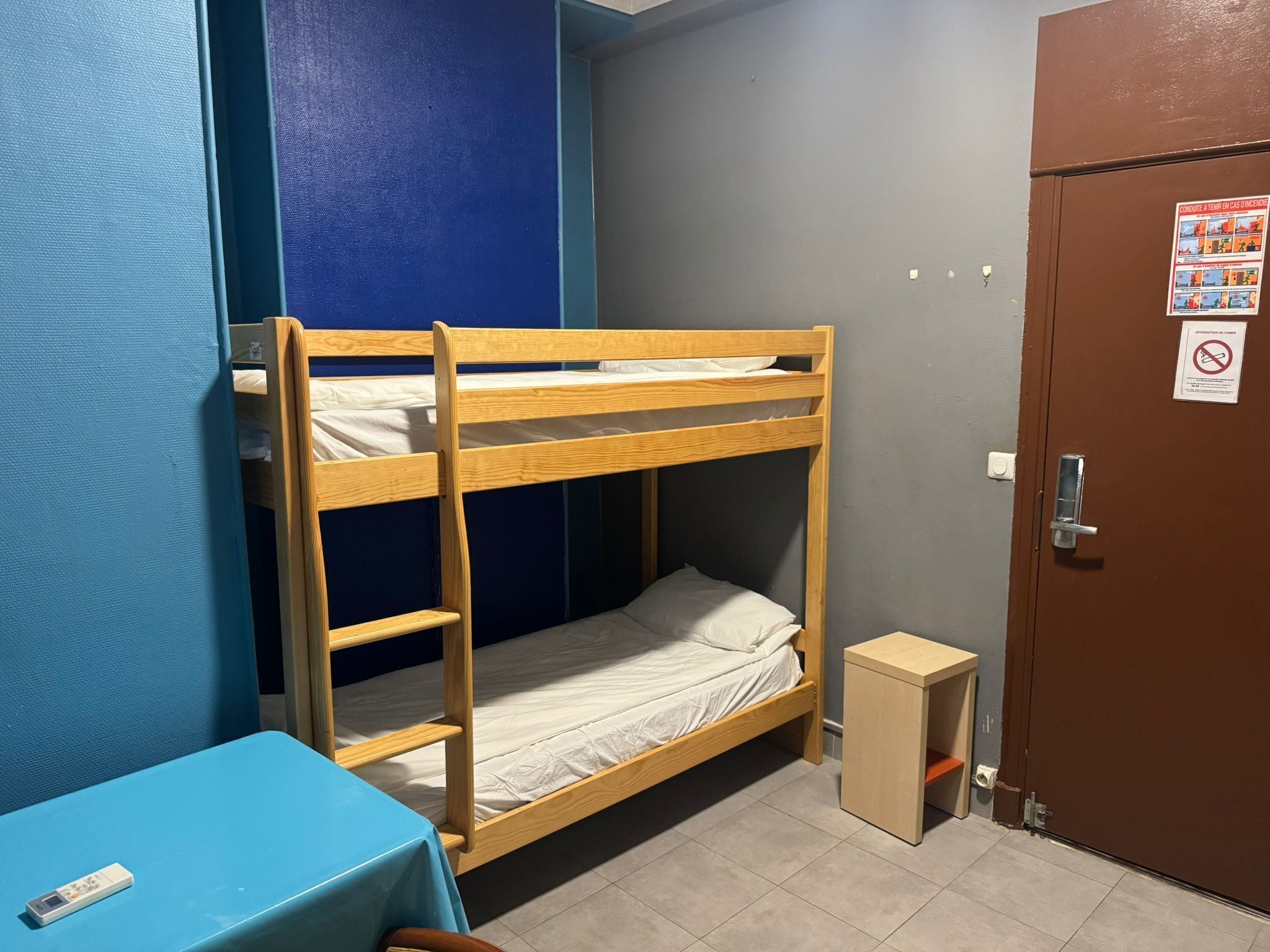 Chambre Économique avec lits jumeaux, non-fumeurs, pas de fenêtre | Bureau, Wi-Fi gratuit, draps fournis