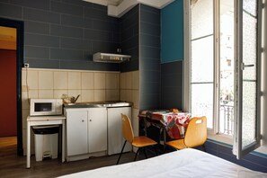 Habitación familiar, para no fumadores, cocineta | Cocineta privada | Microondas, parrilla de estufa, utensilios de cocina y comedor 