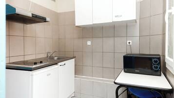 Studio Familial | Coin cuisine privé | Micro-ondes, plaque de cuisson