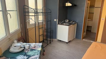 Een microgolfoven, kookgerei, borden en bestek