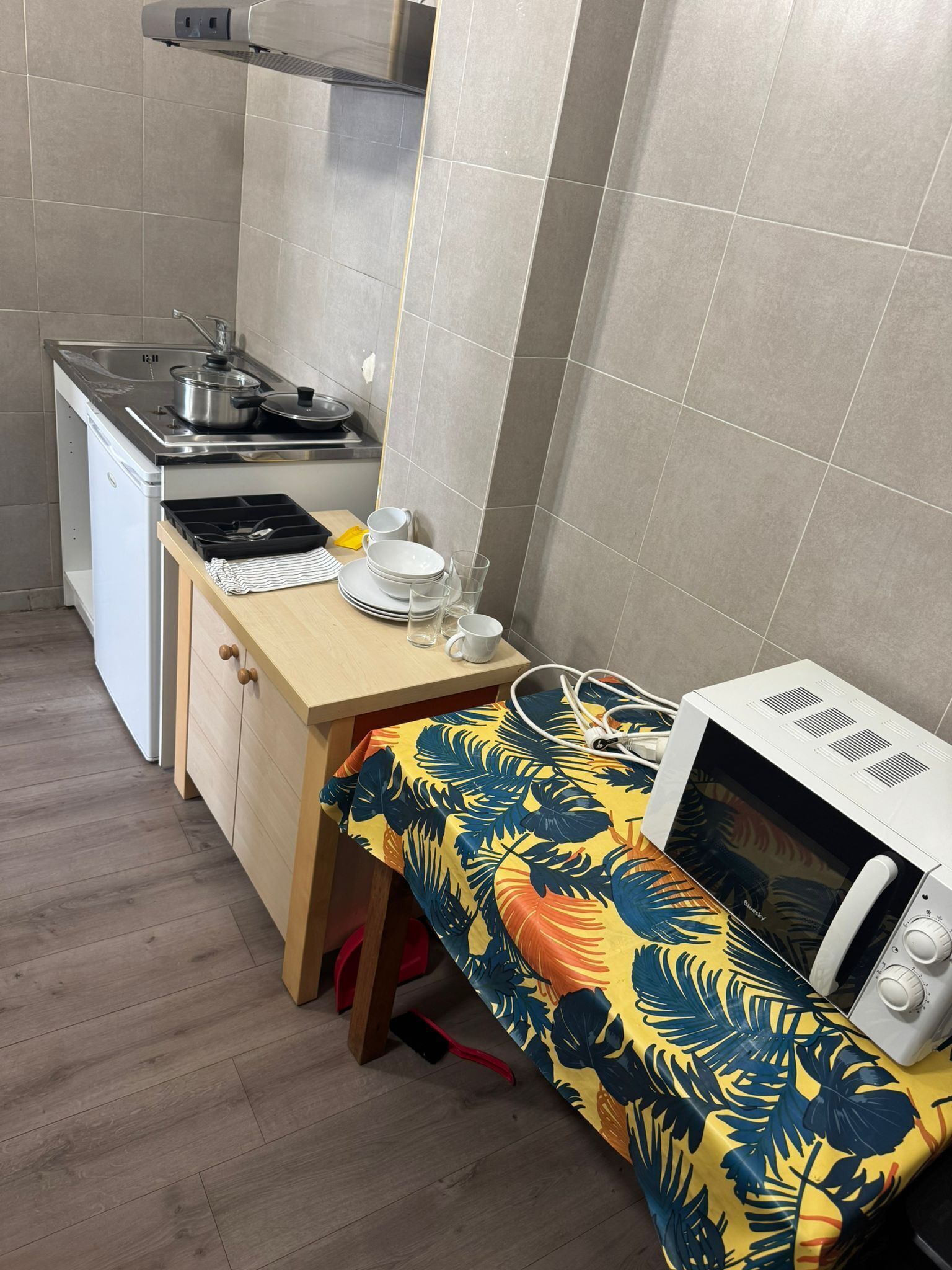 Tripla Classic | Angolo cottura privato | Microonde, piano cottura, pentole/stoviglie/utensili, tavolo da pranzo
