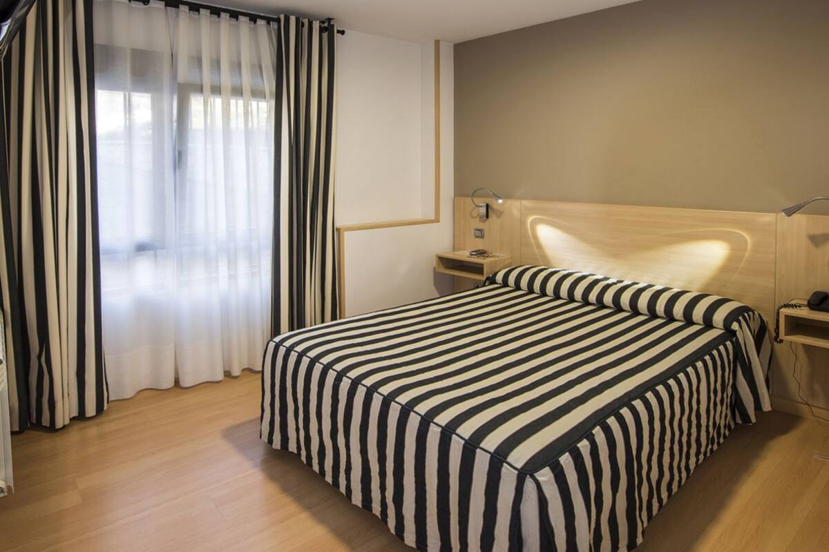 in-room safe, desk, soundproofing, free wifi