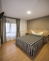 Caja de seguridad en la habitación y escritorio 