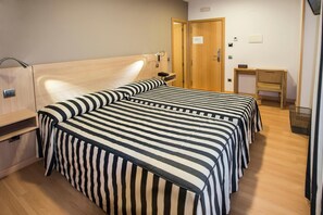 Quarto casal | Cofres nos quartos, escrivaninha, quartos à prova de som