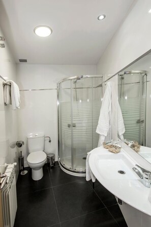Doppelzimmer | Badezimmer | Kostenlose Toilettenartikel, Haartrockner, Handtücher