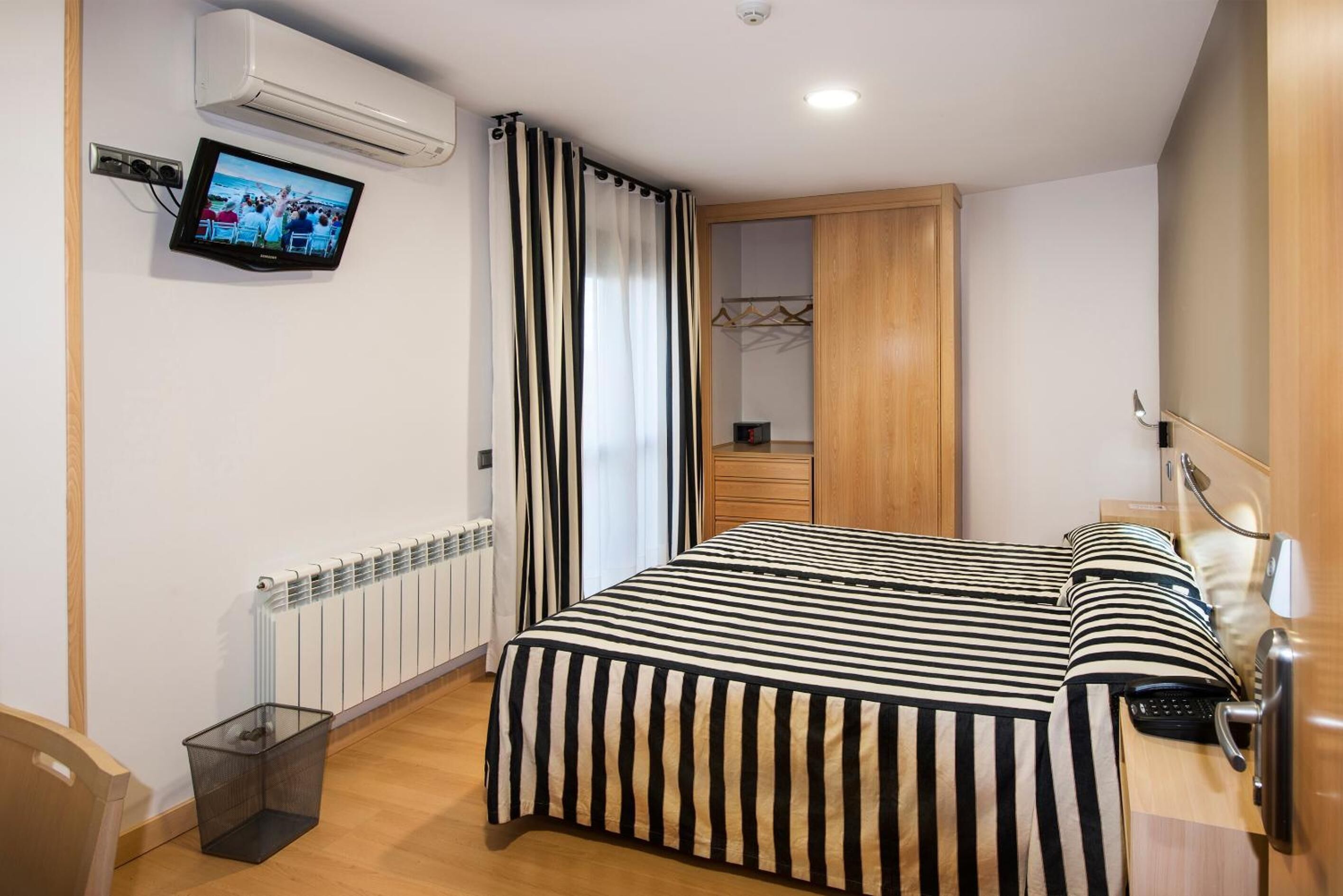 double room | in-room safe, desk, soundproofing, free wifi